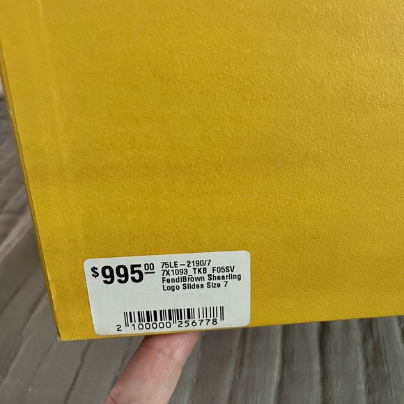 Fendi shearling slides men 7 Woman 10 - Picture 3 of 11